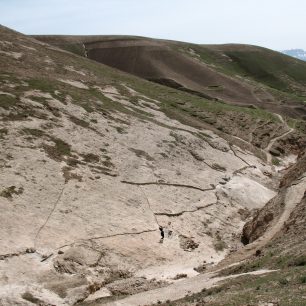 Vodu do kandáz svádějí kanály rozprostřené na svazích hor, Afghánistán