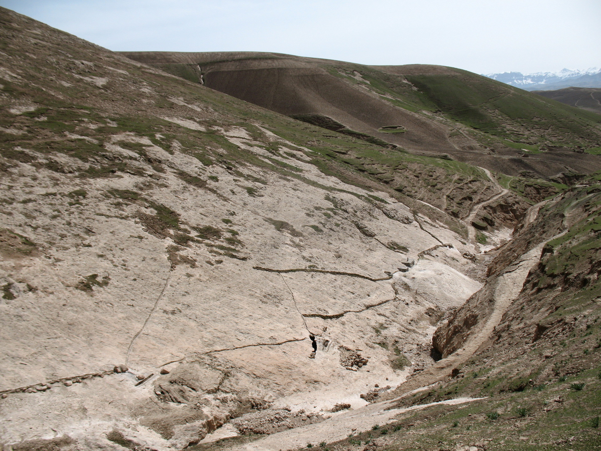 Vodu do kandáz svádějí kanály rozprostřené na svazích hor, Afghánistán