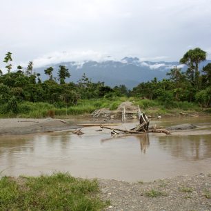 Že by tu opravdu nezůstal most na svém místě? Papua Nová Guinea