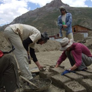Dobrovolnící pomáhají s opravou školy, Ladakh, Indie