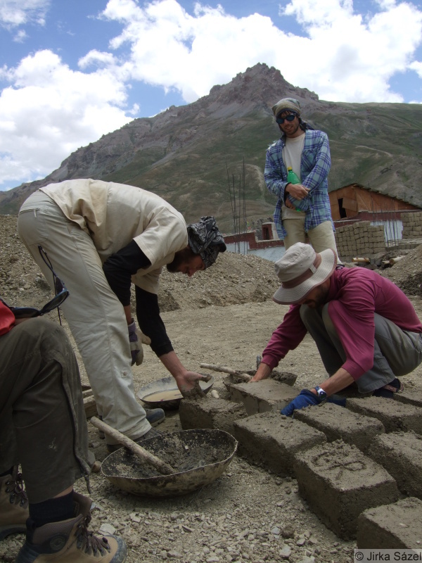 Dobrovolnící pomáhají s opravou školy, Ladakh, Indie