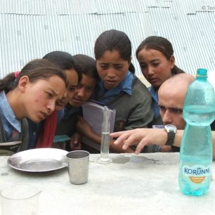 Žáci s učitelem, Ladakh, Indie