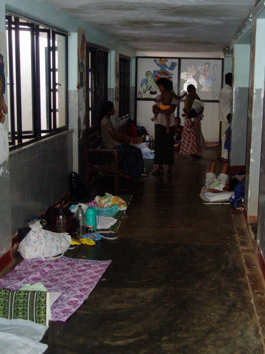 V průběhu malarické epidemie často nestačí lůžka a pacienti leží i na podlaze