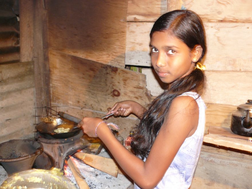 dívenka připravuje hostinu, Srí Lanka