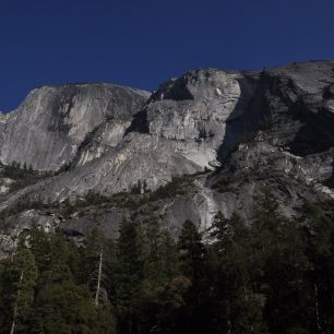 Yosemite je rájem pro horolezce i pro milovníky slacklinu, USA