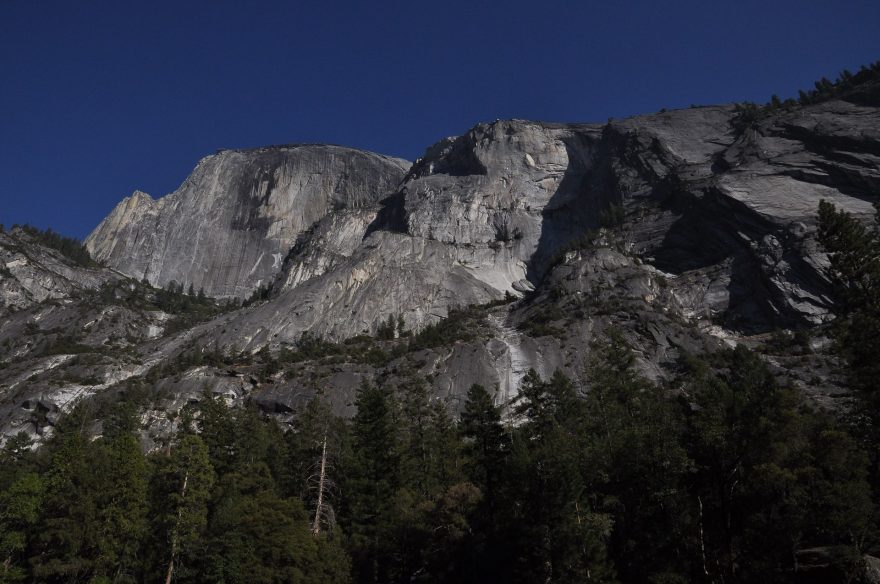 Yosemite je rájem pro horolezce i pro milovníky slacklinu, USA