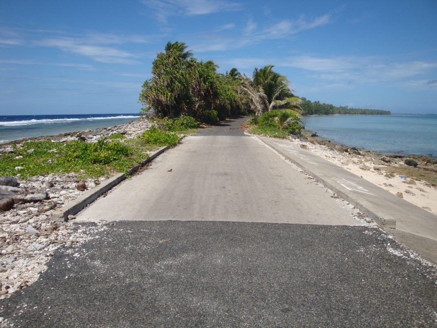 Vlevo Pacifik vpravo laguna