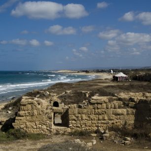 Pláž poblíž města Cesarea nenabízí pouze možnost koupání a nebo místo pro stan. Její okraj je lemován ruinami starověkých domů a dvou akvaduktů, které přímo vyzívají k prozkoumání