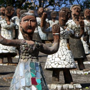 Podobných soch jsou v Rock garden stovky