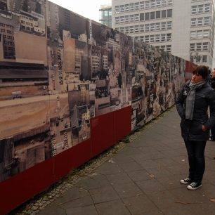 Vzpomínka nalepená na zdi