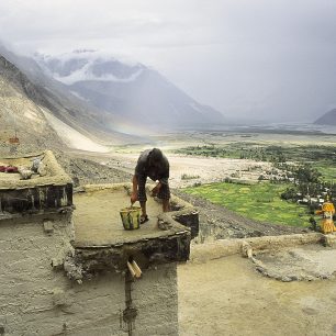 Práce na střeše světa (klášter Diskit)