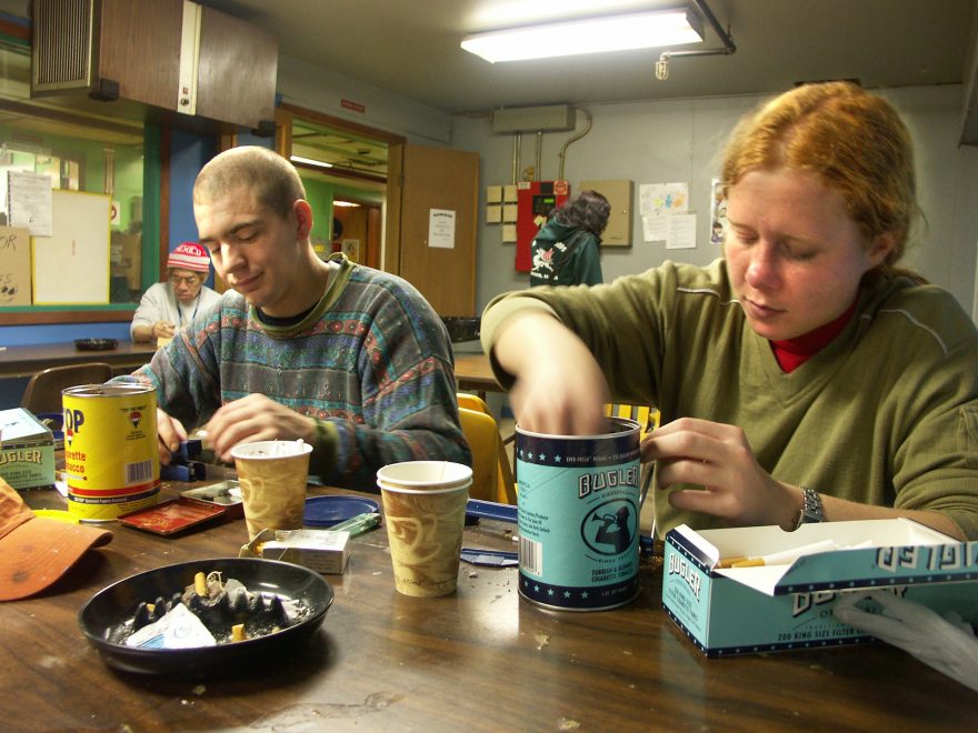 Večery každý trávil po svém, někteří spali, jiní balili cigarety