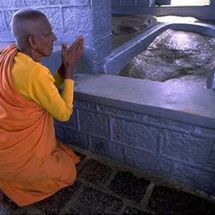 Mnich se modlí u stopy
