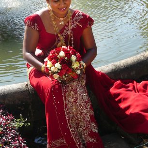 Nevěsta v botanické zahradě Peradeniya v Kandy