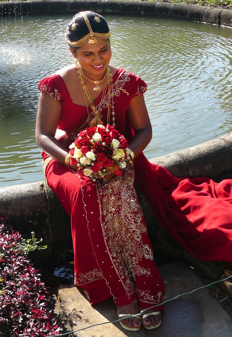 Nevěsta v botanické zahradě Peradeniya v Kandy