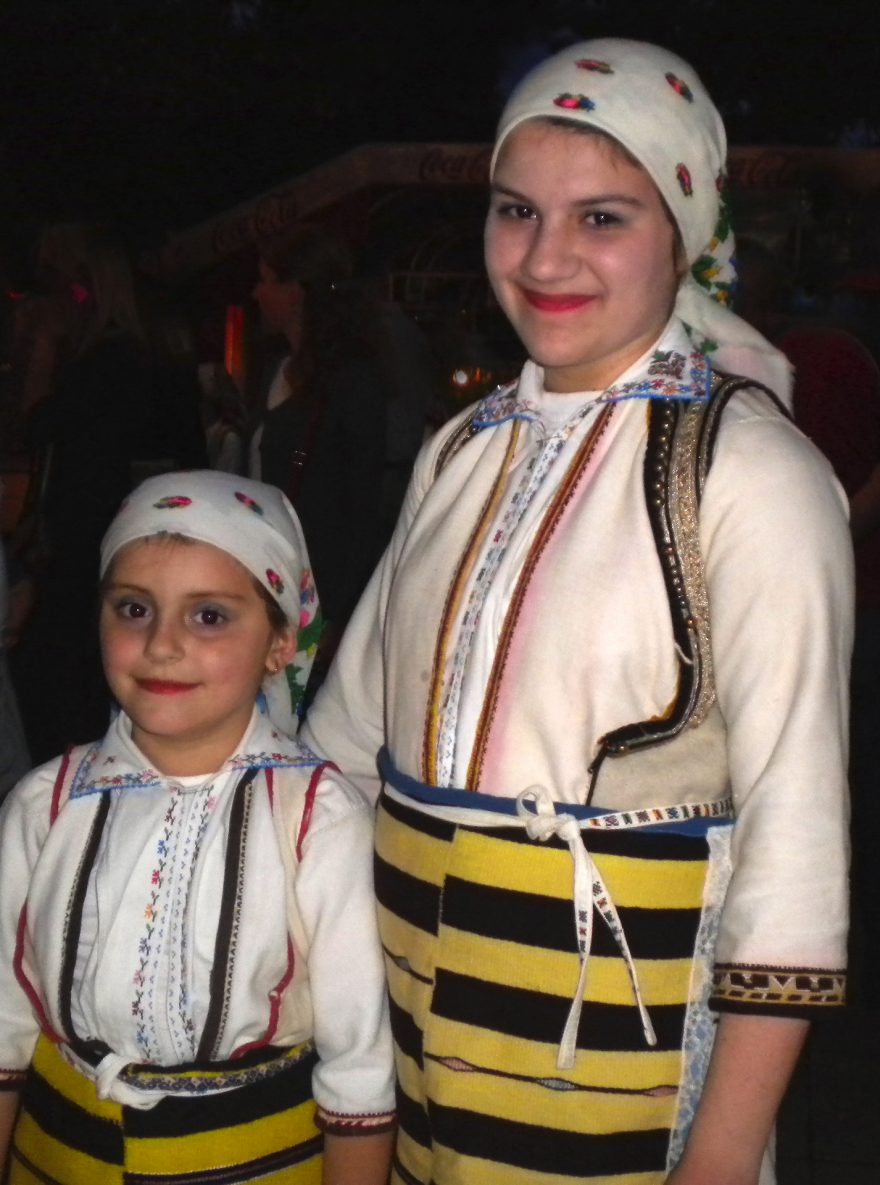 Tanečnice z Makedonie oděné v lidových krojích