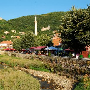 Prizren – muslimské město, kterému vévodí Sinanova mešita, na kopci pak vypálená srbská pevnost a čtvrť