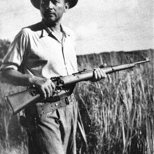 Ladislav Brom s puškou