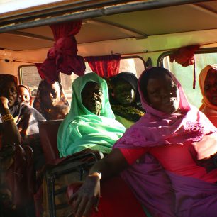 Ženy v místním minibusu