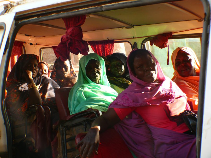 Ženy v místním minibusu