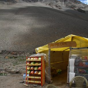 Na každé zastávce nabízí podobné zboží. 