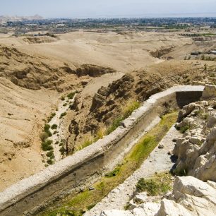 Akvadukty přinášejí životodárnou vodu do oblastí kolem starodávného města a tak je zde, i přes pouštní podmínky, možno pěstovat různé zemědělské plodiny