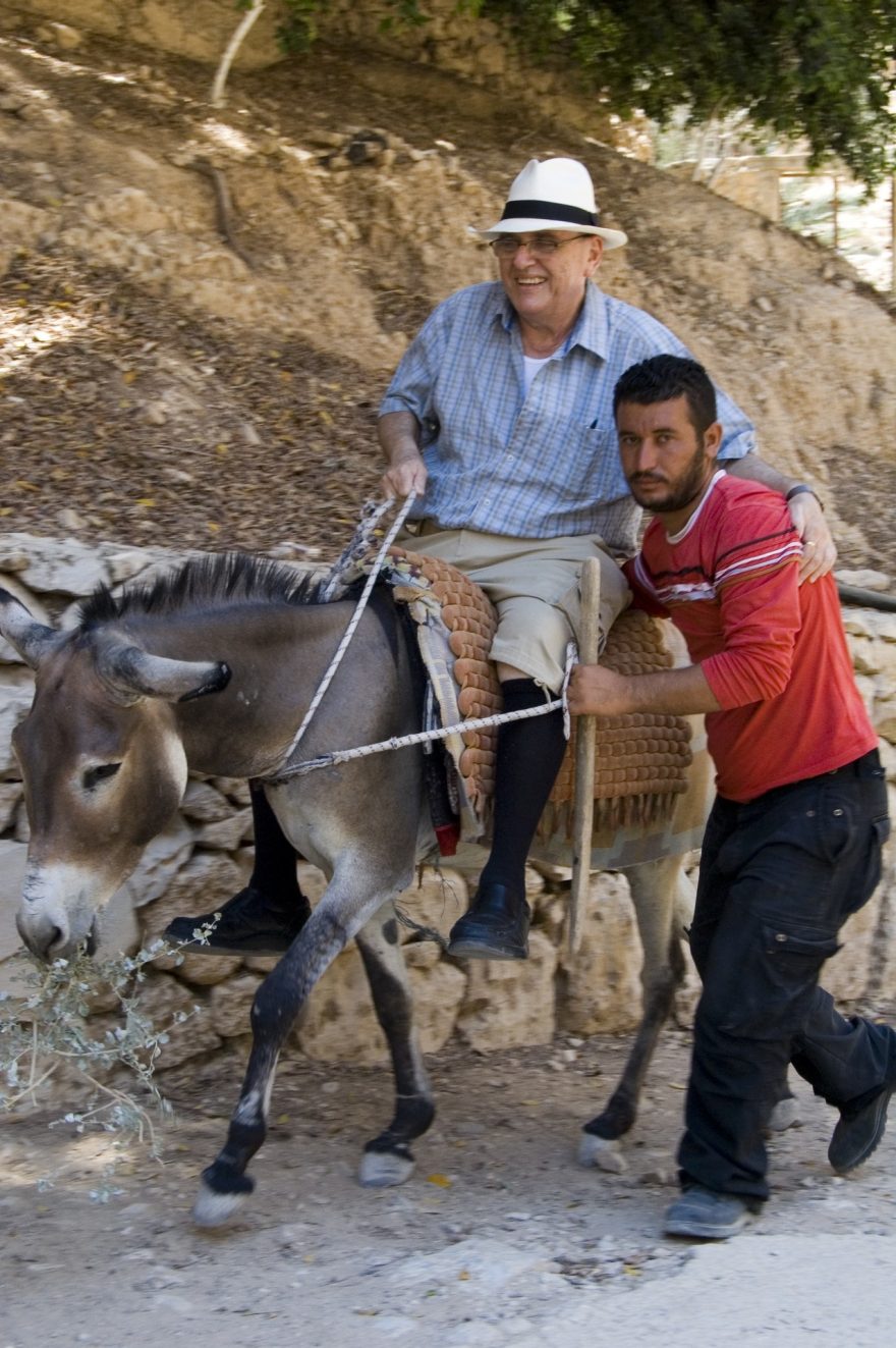 „Už mě bolí nohy a nahoru bych nedošel. Hold stáří,“ křičel se smíchem turista ze hřbetu pronajatého osla. 