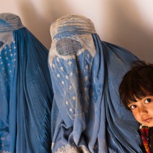 Ženy zahalující svou tvář burkou, Lógar, Afghánistán