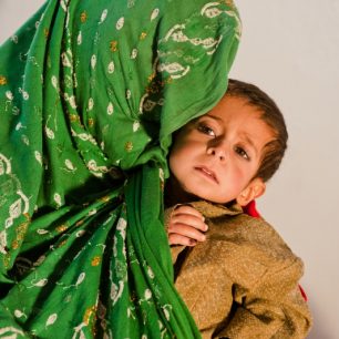 Portét ženy s dítětem, Lógar, Afghánistán