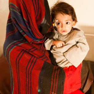 Žena v červené burce s dítětem, Lógar, Afghánistán