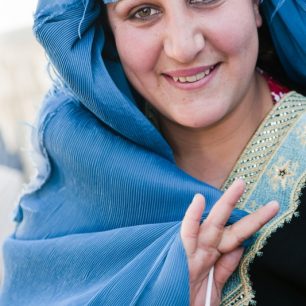 Portét ženy s odkrytou burkou, Lógar, Afhgánistán