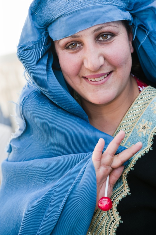 Portét ženy s odkrytou burkou, Lógar, Afhgánistán