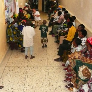 Přelidněné čekárny nemocnic v rozvojových zemích
