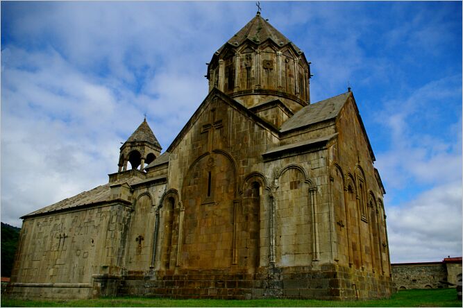 Gandzasar je nejznámějším klášterem v Náhorním Karabachu, dvoukilometrový výstup z městečka Vank nahoru bude odměněn unikátním zážitkem.