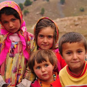 Pro ženy a děti je typické pestrobarevné oblečení, Fanské hory, Tádžikistán.