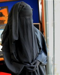 Burka: Oděv zahalující celé tělo i tvář ženy. Obličejová část bývá občas krytý jemnou síťovinou, jindy jsou odkryté jen dva otvory pro oči. Burky jsou typické pro Afghánistán, ale často je nosí i muslimské ženy v Evropě. FOTO: Isifa