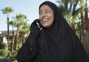 Čádor: používá se především v Íránu. Jedná se o jakési pončo, které však skrývá i celou hlavu. Obličej je vidět celý. Žena si drží látku kolem těla, díky tomu nejsou vidět ani její ruce. Nejoblíbenější barvou je dnes černá, před 20. stoletím se ale častěj