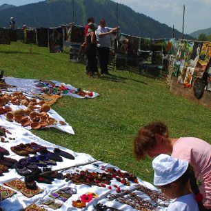 Stánky se suvenýry, Omalo, Gruzie