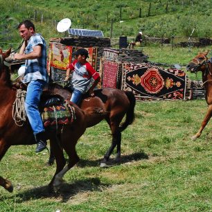 Mladí jezdci během oslav v Omalu