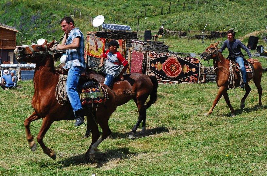 Mladí jezdci během oslav v Omalu
