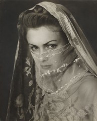 Jašmak: Turecká verze zahalování sestává ze dvou částí – pokrývky hlavy a samotného závoje, který je k ní připojen. Bývá vyroben z jemného mušelínu a většinou je průsvitný. FOTO: Isifa