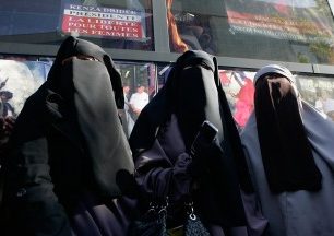 Nikáb: Celý obličej zakrývající oděv. Zatímco burka zahaluje tělo od hlavy k patě, nikáb zakrývá jen obličej (až na oči) a kombinuje se s dalšími druhy oděvů. Některé druhy ponechávají viditelnou celou oblast kolem očí, jiné nechávají viditelné pouze výře