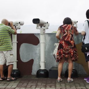 Korejci se dívají dychtivě dalekohledy, Jižní Korea