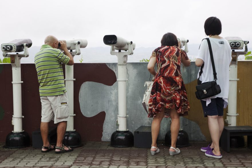 Korejci se dívají dychtivě dalekohledy, Jižní Korea
