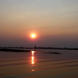 Západ slunce nad řekou Chobe, Botswana