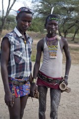 Chlapci si bílou křídou namalují geometrické vzory na nohy a pak skáčí do velké výšky, Etiopie