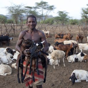 Tsamajové mluví vlastním jazykem a podle odhadu mají pouze asi 1% gramotnost, Etiopie