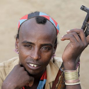 Hrůzostrašně koukám na muže, kteří mají přes ramena přehozeny velké kalašnikovy a doufám, že je nepoužijí na mne, Etiopie