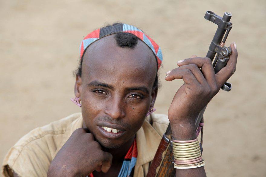 Hrůzostrašně koukám na muže, kteří mají přes ramena přehozeny velké kalašnikovy a doufám, že je nepoužijí na mne, Etiopie
