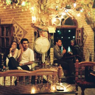 Vodní dýmky, čajovna Pol-e-Chadžu, Isfahán, Írán